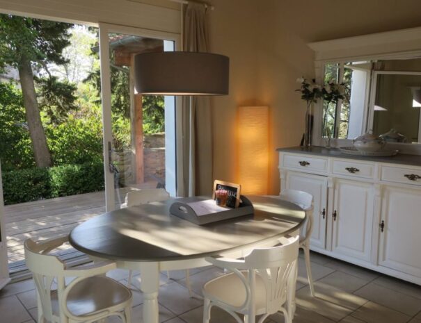 Limoux_Dining-area-w.-access-to-terrace