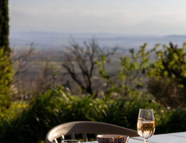 Malepere - Haut - Exterior-Apero with a view