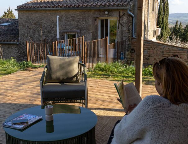 Malepere - Haut - Exterior-Lounge area-house-book